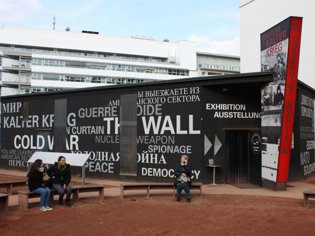 Ausstellungs-Box des Zentrums Kalter Krieg am Checkpoint Charlie; Aufnahme 2016