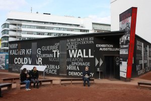 Ausstellungs-Box des Zentrums Kalter Krieg am Checkpoint Charlie; Aufnahme 2016