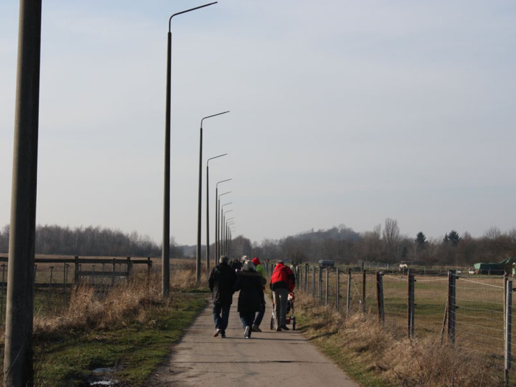 Kolonnenweg und Lichttrasse (ohne Lampen) der DDR-Grenzanlagen westlich der Waltersdorfer Chaussee in Berlin-Schönefeld (1); Aufnahme 2015