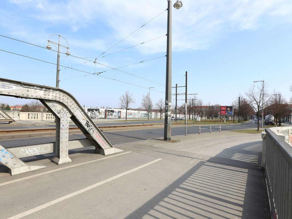 Böse Brücke und Hinterlandsicherungsmauer am Grenzübergang Bornholmer Straße; Aufnahme 2015