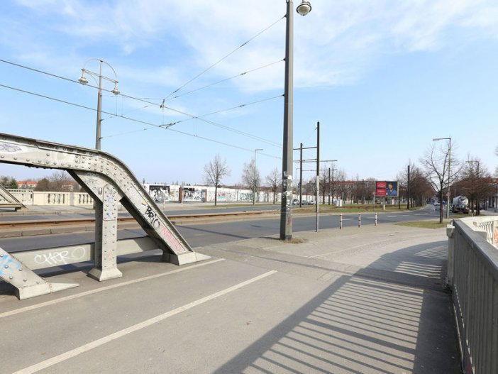 Böse Brücke und Hinterlandsicherungsmauer am Grenzübergang Bornholmer Straße; Aufnahme 2015