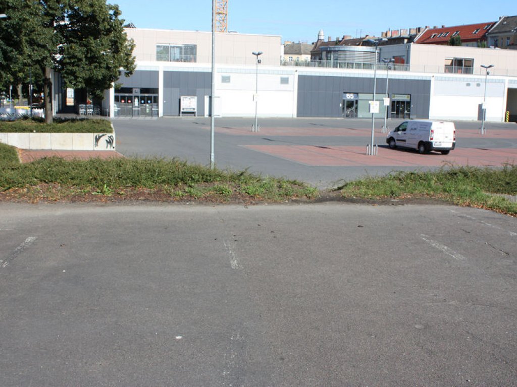 Fahrbahnspuren zum PKW-Kontrollbereich des Grenzübergangs Bornholmer Straße (Ein-/Ausreise in die DDR), dessen Gelände jetzt von einem Discounter genutzt wird; Aufnahme 2016 Fahrbahnspuren zum PKW-Kontrollbereich des Grenzübergangs Bornholmer Straße (Ein-/Ausreise in die DDR), dessen Gelände jetzt von einem Discounter genutzt wird; Aufnahme 2016