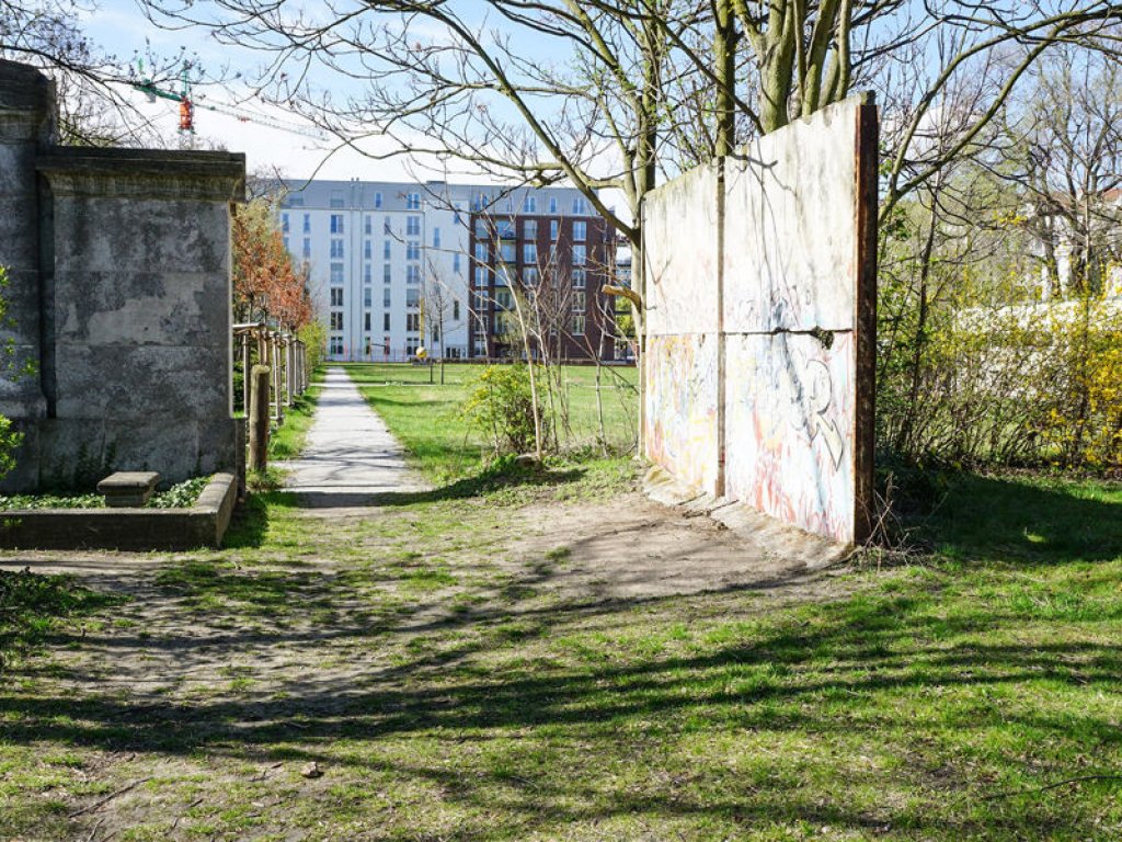 Hinterlandsicherungsmauer auf dem Domfriedhof der St. Hedwigsgemeinde an der Liesen-/Ecke Pflugstraße; Aufnahme 2015