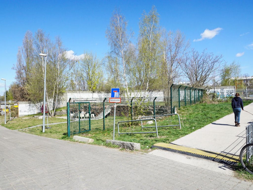 Hinterlandsicherungsmauer an der Schwartzkopff-/Ecke Caroline-Michaelis-Straße; Aufnahme 2015