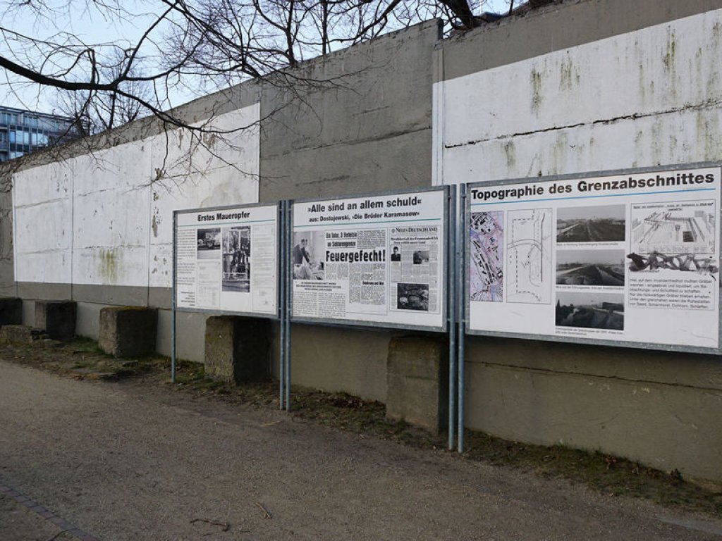 Hinterlandsicherungmauer mit Ausstellungstafeln auf dem Invalidenfriedhof am Spandauer Schifffahrtskanal; Aufnahme 2015 Hinterlandsicherungmauer mit Ausstellungstafeln auf dem Invalidenfriedhof am Spandauer Schifffahrtskanal; Aufnahme 2015
