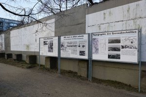 Hinterlandsicherungmauer mit Ausstellungstafeln auf dem Invalidenfriedhof am Spandauer Schifffahrtskanal; Aufnahme 2015