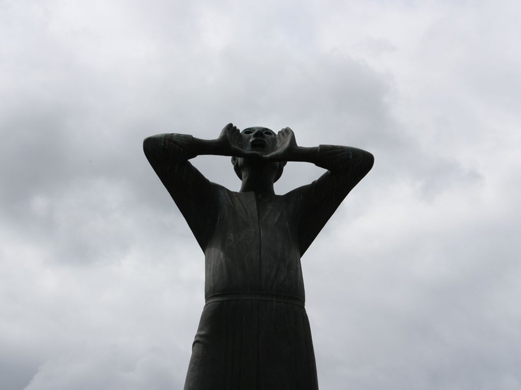 "Der Rufer" von Gerhard Marcks, Skulptur an der Straße des 17. Juni, auf der Westseite des Brandenburger Tores (2); Aufnahme 2016