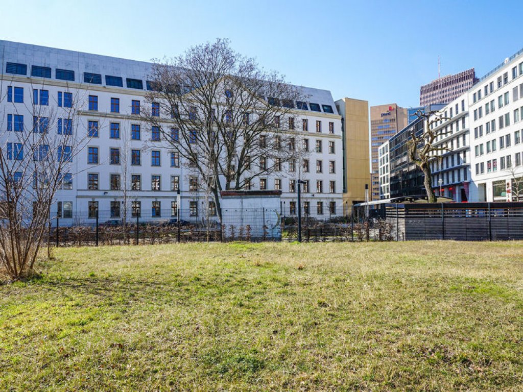 Versetzte Segmente der Mauer der 4. Generation (früher als Hinterlandmauer genutzt) hinter dem Gebäude des Bundesumweltministeriums in der Stresemannstraße; Aufnahme 2015 Versetzte Segmente der Mauer der 4. Generation (früher als Hinterlandmauer genutzt) hinter dem Gebäude des Bundesumweltministeriums in der Stresemannstraße; Aufnahme 2015
