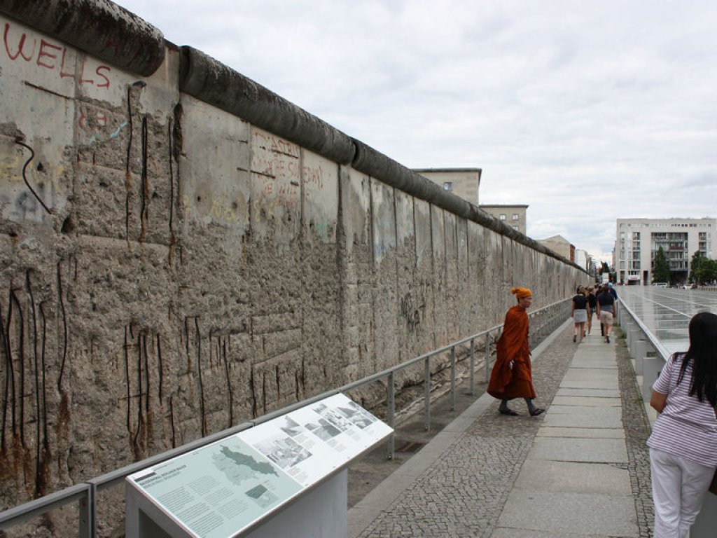 Westseite der Mauer der 4. Generation ("Grenzmauer 75") in der Niederkirchner Straße, angrenzend die Dauerausstellung "Topographie des Terrors" (1); Aufnahme 2016