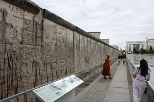 Westseite der Mauer der 4. Generation ("Grenzmauer 75") in der Niederkirchner Straße, angrenzend die Dauerausstellung "Topographie des Terrors" (1); Aufnahme 2016