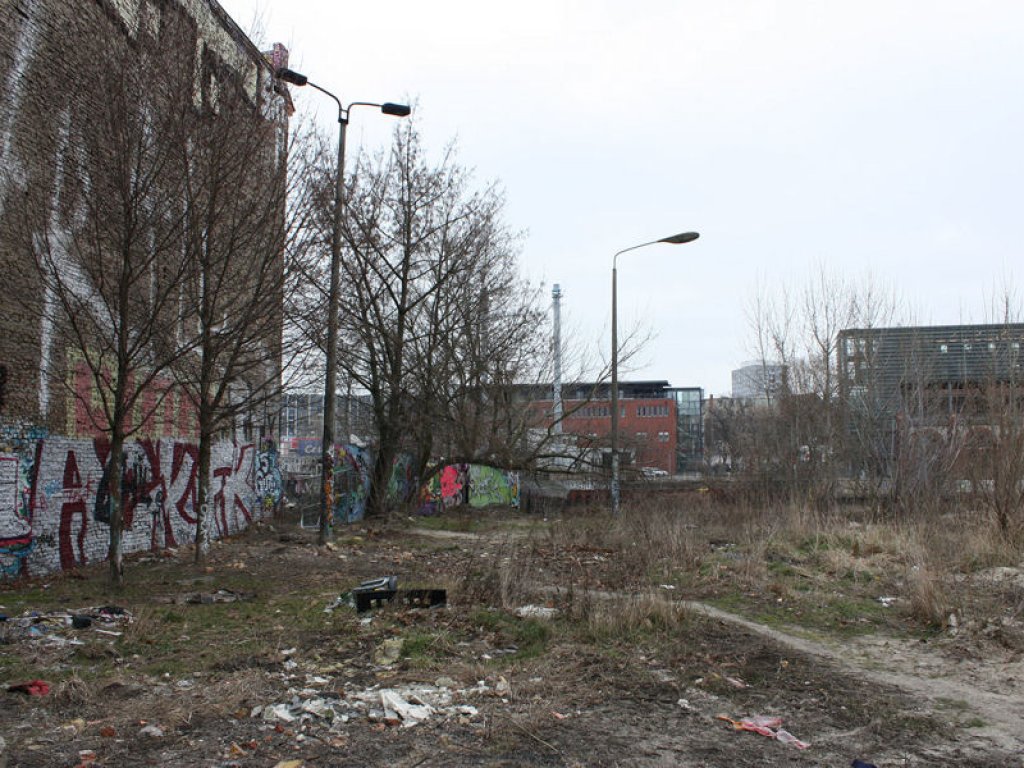 Hinterlandmauer und Doppel-Bogenlampe zur Vorfeldsicherung des Grenzgebiets, parallel zur Schillingbrücke (Südseite der Spree); Aufnahme 2016 Hinterlandmauer und Doppel-Bogenlampe zur Vorfeldsicherung des Grenzgebiets, parallel zur Schillingbrücke (Südseite der Spree); Aufnahme 2016