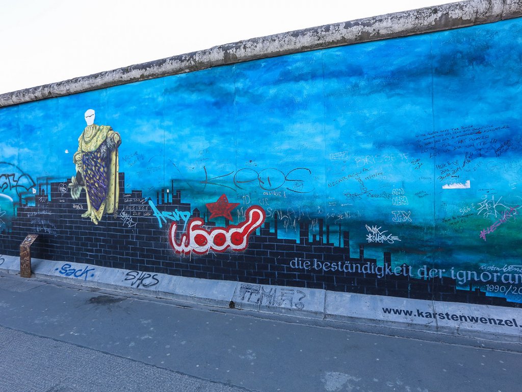 Die "East Side Gallery" als längste denkmalgeschützte Leinwand der Welt, hier exemplarisch das Werk "Die Beständigkeit der Ignoranz" von Karsten Wenzel; Aufnahme 2015