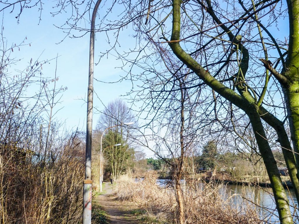 Lampen der Grenz-Vorfeldsicherung der DDR-Grenzanlagen am Britzer Verbindungskanal (2); Aufnahme 2015