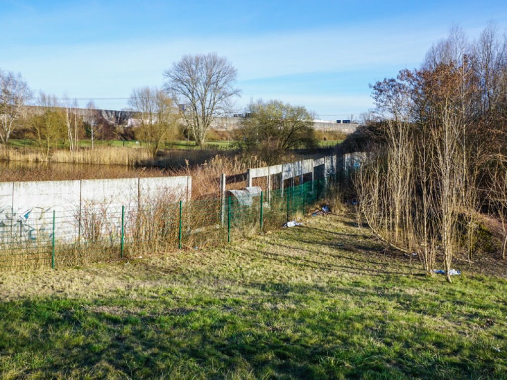 Hinterlandmauer der DDR-Grenzanlagen zwischen Rudower Straße und Glashütter Weg (unweit der Rudower Höhe) (6); Aufnahme 2015