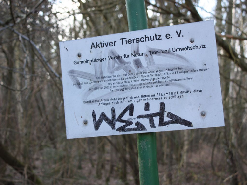 „Aktiver Tierschutz“: Info-Schild im Todesstreifen der DDR-Grenzanlagen zwischen Birkholz und Berlin-Lichtenrade; Aufnahme 2015