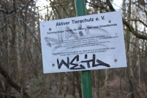 „Aktiver Tierschutz“: Info-Schild im Todesstreifen der DDR-Grenzanlagen zwischen Birkholz und Berlin-Lichtenrade; Aufnahme 2015