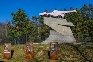 „Panzerdenkmal“: Seit 1992 ziert ein rosa lackierter Schneelader – ein Kunstwerk von Eckhart Haisch – den Ehrenmalsockel am DDR-Grenzübergang Drewitz, auf dem bis dahin ein sowjetischer T34-Panzer das Kanonenrohr auf West-Berlin richtete (1); Aufnahme 2015