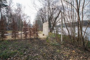 Original-Mauersegmente der DDR-Grenzanlagen am Griebnitzsee in Potsdam-Babelsberg, integriert in eine Inszenierung des Mauerverlaufs mit Holzpfosten; Aufnahme 2015