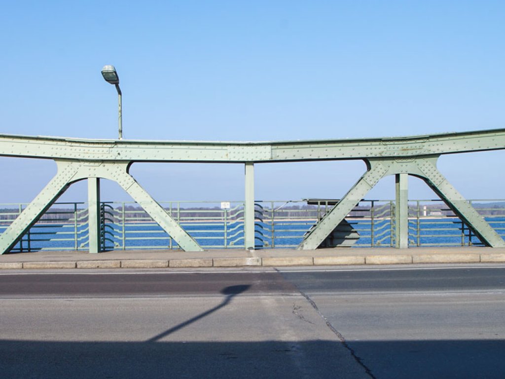 Der „weiße Strich“: Grenzmarkierung in der Mitte der Glienicker Brücke; Aufnahme 2015