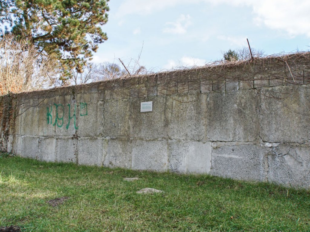 Berliner Mauer der 1. Generation von 1961/62 aus Betonblöcken und Hohlblocksteinen am Groß Glienicker See; Aufnahme 2015