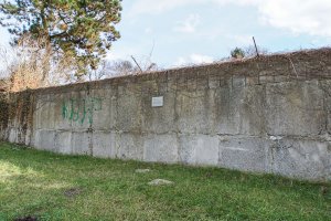 Berliner Mauer der 1. Generation von 1961/62 aus Betonblöcken und Hohlblocksteinen am Groß Glienicker See; Aufnahme 2015