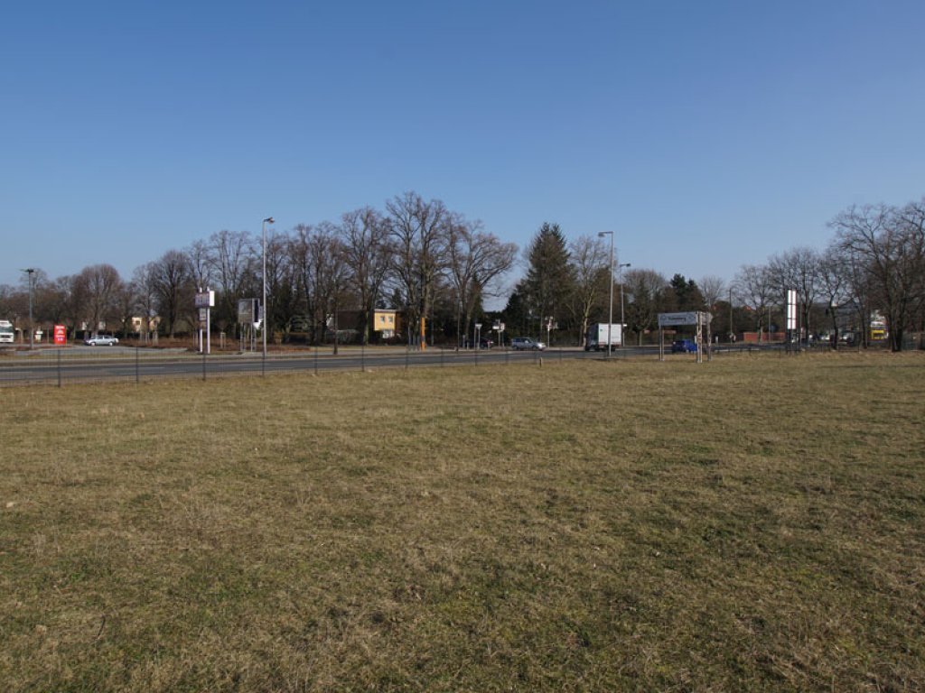 Zurückgewonnene Wiesenfläche: Gebiet des ehemaligen DDR-Grenzübergangs Staaken; Aufnahme 2015