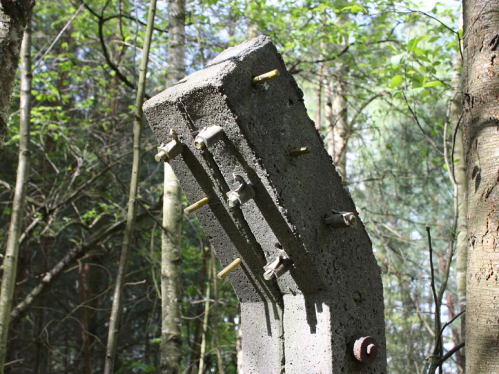 Grenzsignalzaunpfahl mit Befestigungsankern für elektrische Drähte bei Nieder Neuendorf (2); Aufnahme 2015