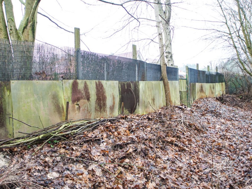Privater Gartenzaun aus Sperr- und Hinterlandzaunteilen der DDR-Grenzanlagen in Stolpe-Süd; Aufnahme 2015