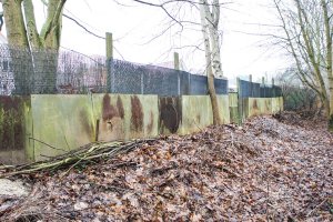 Privater Gartenzaun aus Sperr- und Hinterlandzaunteilen der DDR-Grenzanlagen in Stolpe-Süd; Aufnahme 2015