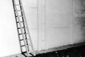 Michael Schmidt, erschossen an der Berliner Mauer: MfS-Foto von der beim Fluchtversuch benutzten Leiter an der Grenze zwischen Berlin-Pankow und Berlin-Reinickendorf, 1. Dezember 1984