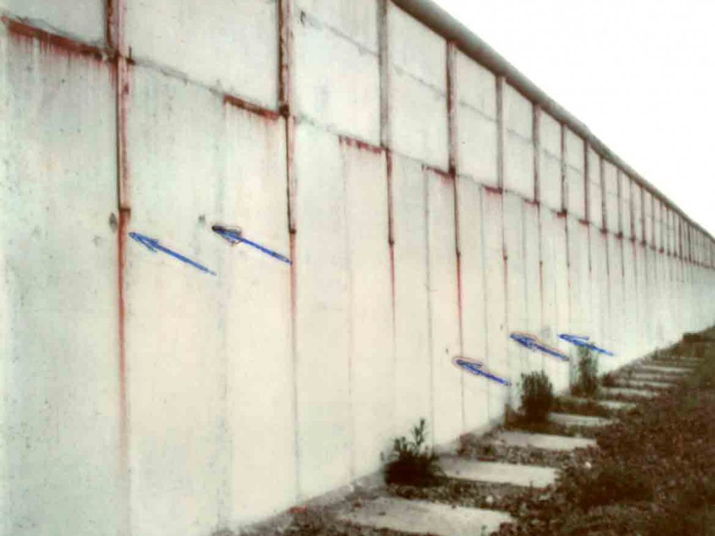 Lothar Fritz Freie, angeschossen an der Berliner Mauer und an den Folgen gestorben: MfS-Foto von durch Schüsse verursachten Absprengungen an der Mauer