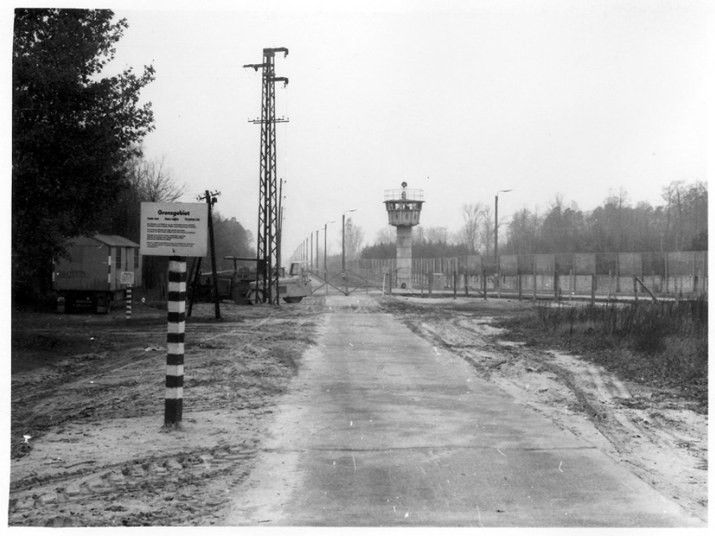 Helmut Kliem, erschossen an der Berliner Mauer: MfS-Foto von der Zufahrtsstraße mit Grenzanlagen, 13. November 1970