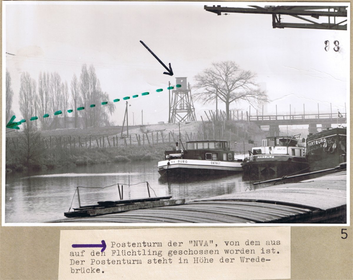 Michael Kollender, erschossen an der Berliner Mauer: Tatortfoto der West-Berliner Polizei vom Postenturm im Grenzgebiet mit eingezeichnetem Schussverlauf, 25. April 1966 Michael Kollender, erschossen an der Berliner Mauer: Tatortfoto der West-Berliner Polizei vom Postenturm im Grenzgebiet mit eingezeichnetem Schussverlauf, 25. April 1966