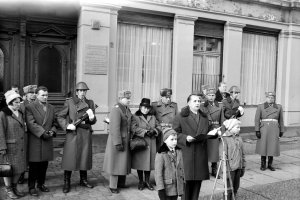 Egon Schultz, erschossen an der Berliner Mauer: Einweihung der Gedenktafel in der Strelitzer Straße 55, Aufnahme 4. Januar 1965