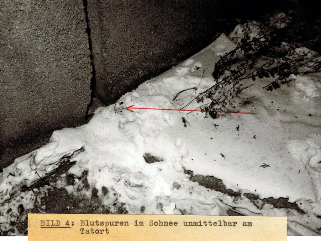 Paul Schultz, erschossen an der Berliner Mauer: Tatortfoto der West-Berliner Polizei mit Blutspuren an der Grenzmauer zwischen Berlin-Mitte und Berlin-Kreuzberg, 25. Dezember 1963