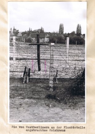 Horst Frank: Tatortfoto der West-Berliner Polizei mit einem von West-Berlinern aufgestellten Gedenkkreuz zwischen Pankow und Reinickendorf, 29. April 1962