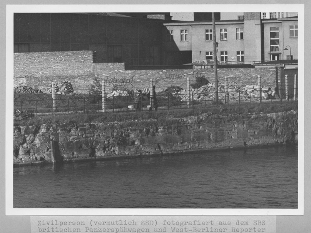Axel Hannemann, erschossen im Berliner Grenzgewässer: Tatortfoto der West-Berliner Polizei von mutmaßlichen Stasi-Beobachtern auf der Ost-Berliner Spree-Seite in Berlin-Mitte, 5. Juni 1962