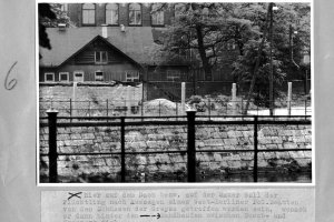 Lutz Haberlandt, erschossen an der Berliner Mauer: Foto der West-Berliner Polizei Blick vom Tatort zwischen Berlin-Mitte und Berlin-Tiergarten, 27. Juni 1962