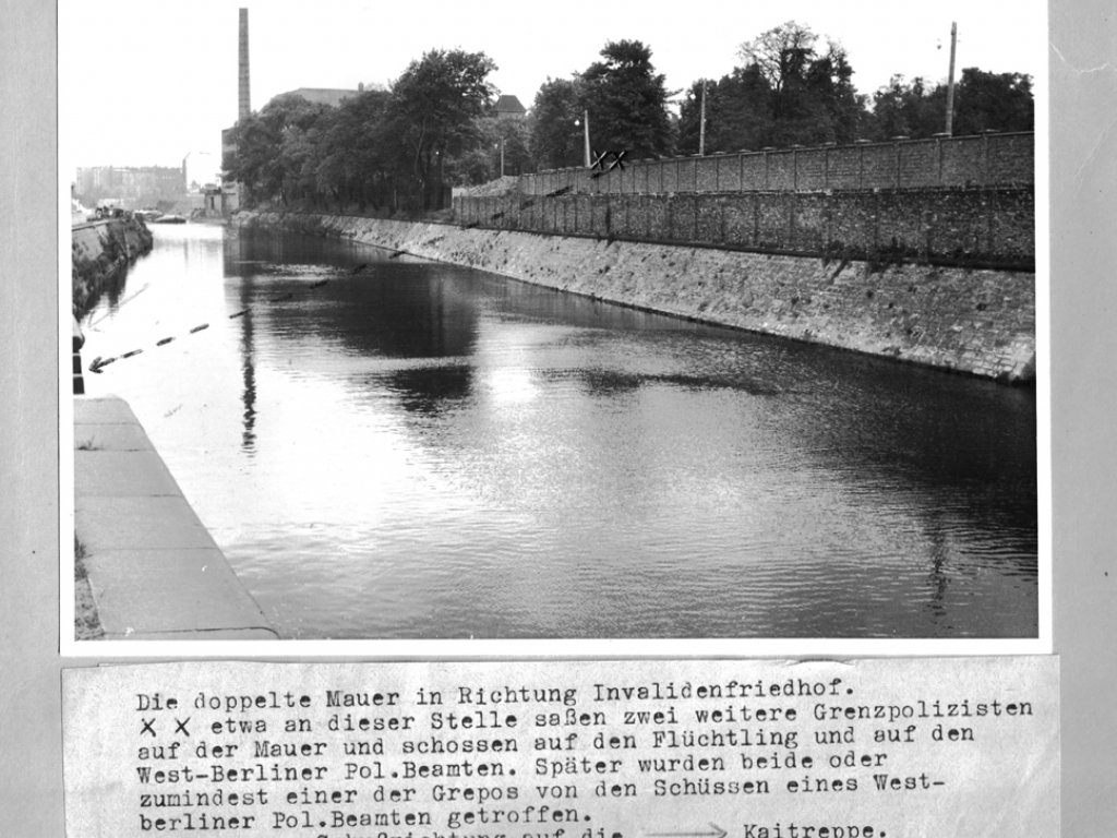 Peter Göring, erschossen an der Berliner Mauer: Tatortfoto der West-Berliner Polizei mit gekennzeichneter Position der Ost-Berliner Grenzpolizei am Spandauer Schifffahrtskanal nahe der Sandkrugbrücke, 23. Mai 1962 Peter Göring, erschossen an der Berliner Mauer: Tatortfoto der West-Berliner Polizei mit gekennzeichneter Position der Ost-Berliner Grenzpolizei am Spandauer Schifffahrtskanal nahe der Sandkrugbrücke, 23. Mai 1962