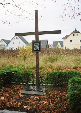 Dieter Wohlfahrt, erschossen an der Berliner Mauer: Gedenkkreuz in Staaken, Bergstraße (Aufnahme 2004)