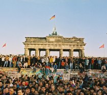 At the Brandenburg Gate, 10. November 1989