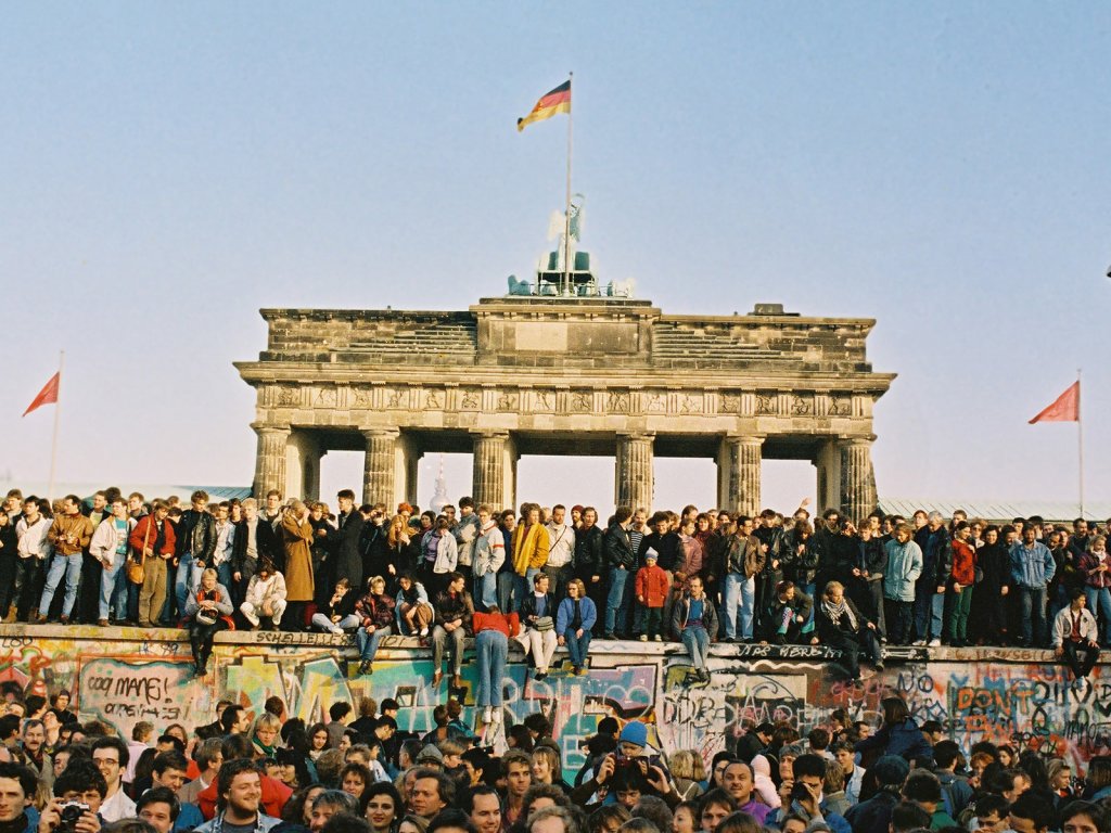 At the Brandenburg Gate, 10. November 1989