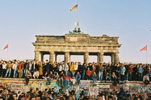 At the Brandenburg Gate, 10. November 1989