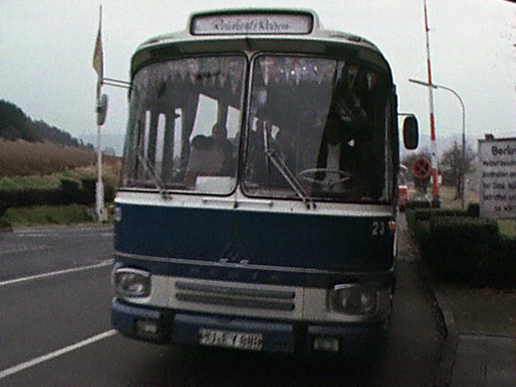 Von Deutschland-Ost nach Deutschland-West: Ein Bus transportiert freigekaufte DDR-Häftlinge von Karl-Marx-Stadt (Chemnitz) in die Bundesrepublik
