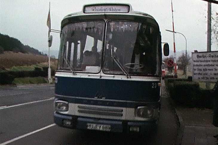 Von Deutschland-Ost nach Deutschland-West: Ein Bus transportiert freigekaufte DDR-Häftlinge von Karl-Marx-Stadt (Chemnitz) in die Bundesrepublik