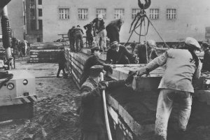 Reinforcement of the border barriers at Checkpoint Charlie, end of 1961