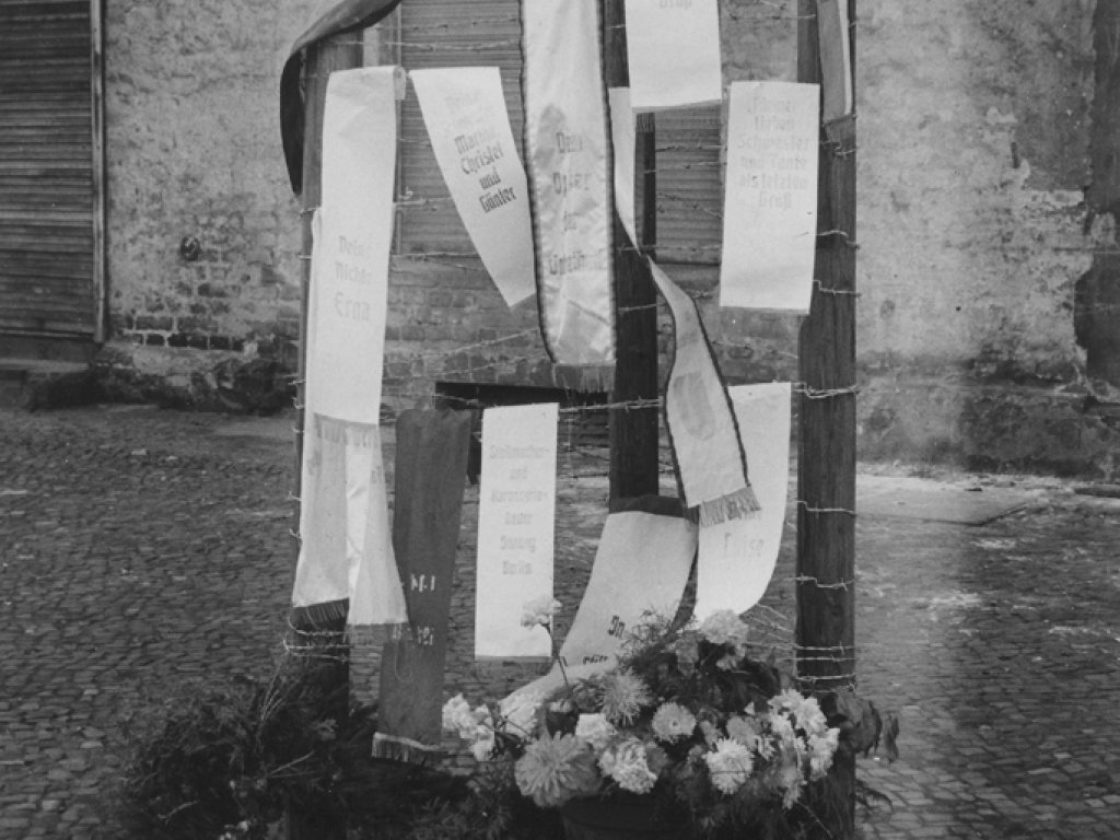 Ida Siekmann, fatally injured at the Berlin Wall: Memorial erected by the Wedding district office in September 1961 (photo: 1961)