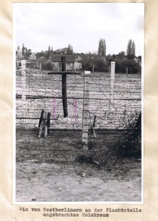 Horst Frank, shot dead at the Berlin Wall: West Berlin police crime site photo with a memorial cross erected by West Berliner between Pankow and Reinickendorf [April 29, 1962]