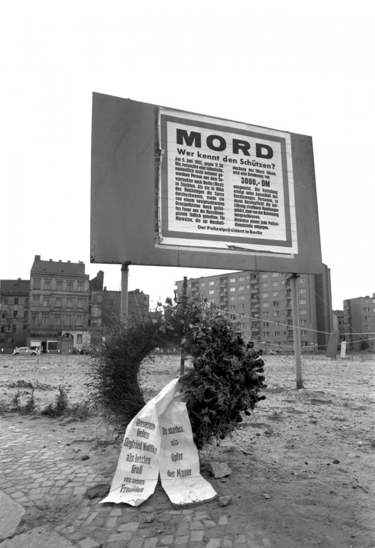 Axel Hannemann, shot dead in the Berlin border waters: West Berlin police wanted poster for the gunmen [June 1962]