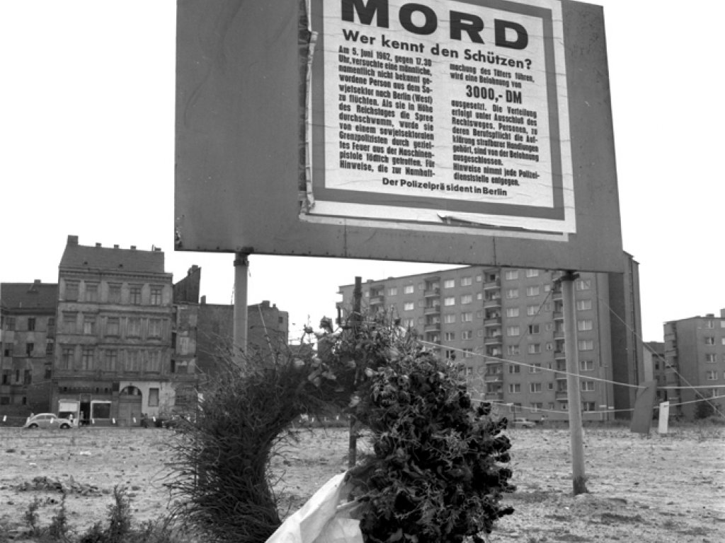 Axel Hannemann, shot dead in the Berlin border waters: West Berlin police wanted poster for the gunmen [June 1962]
